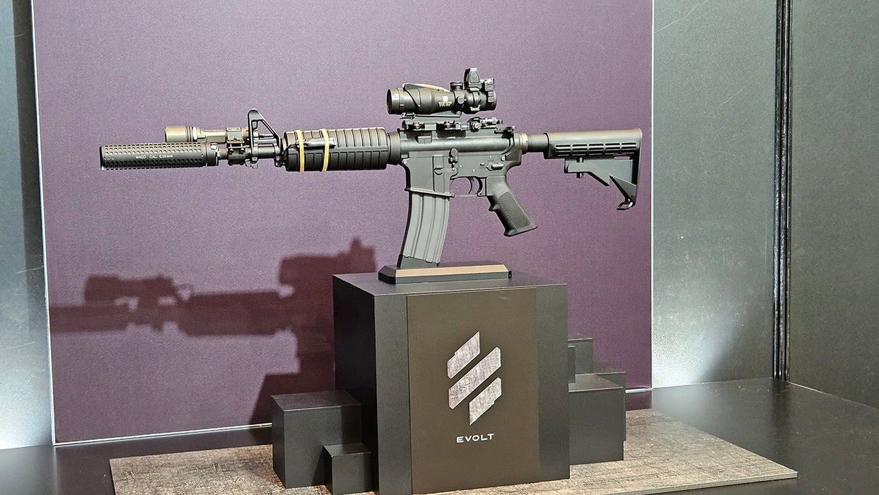 Tokyo Marui EVOLT M4A1 Carbine & X4 Additional Magazines